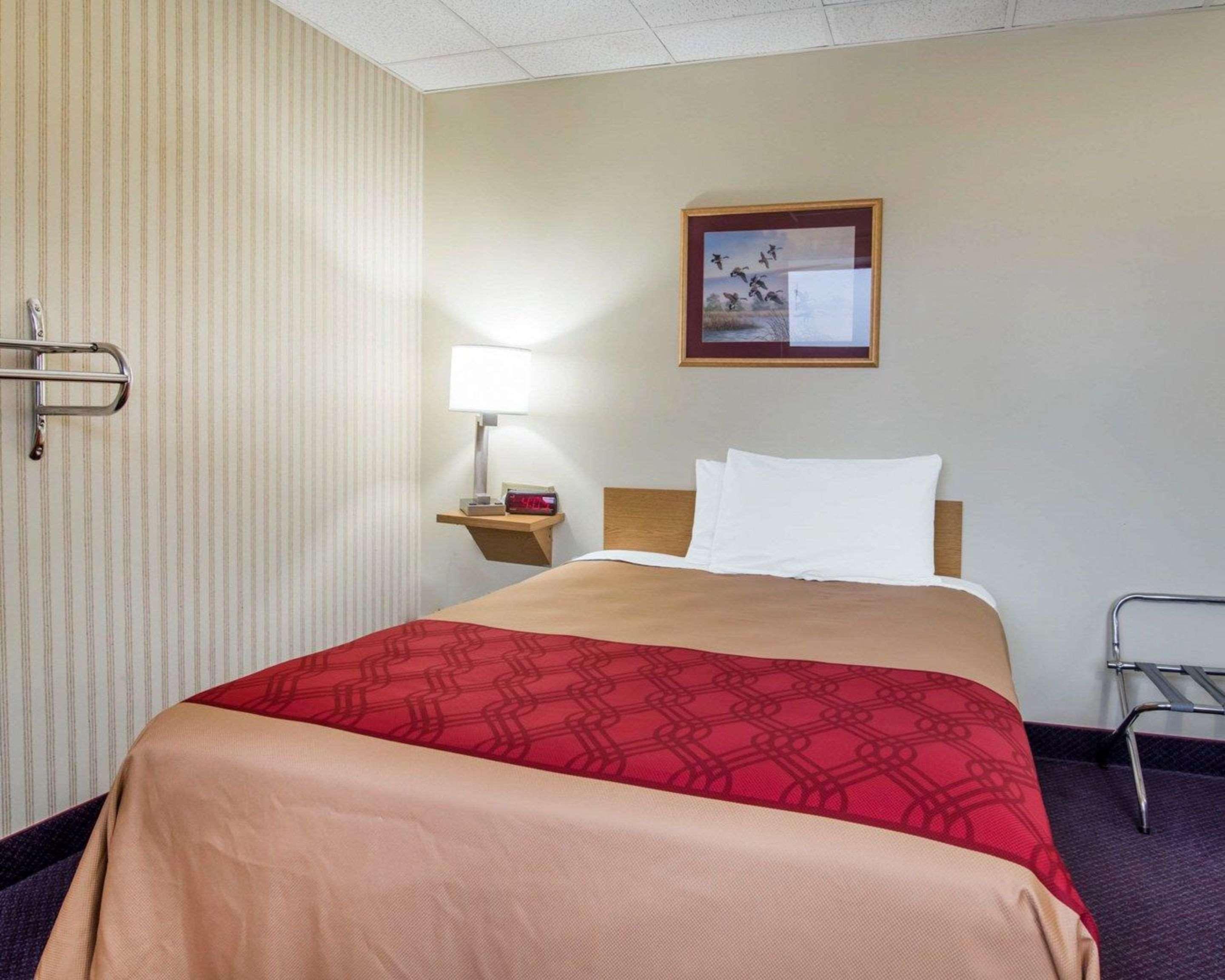 Econo Lodge Manchester Exterior photo