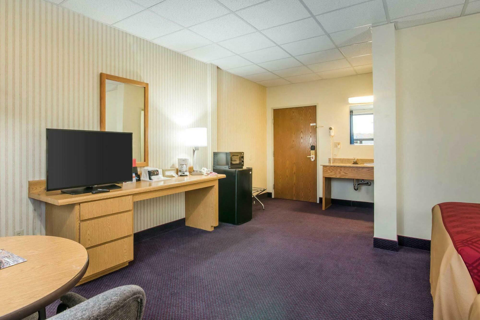 Econo Lodge Manchester Exterior photo